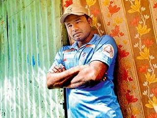 A all-rounder who has fought the battle for the love of cricket | क्रिकेटवरच्या प्रेमापोटी जगण्याची लढाई लढणारा एक अष्टपैलू खेळाडू