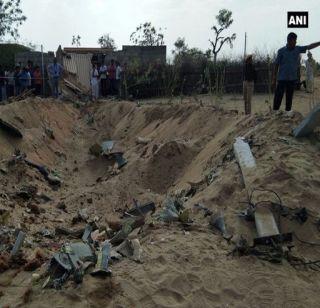 In Rajasthan, the fighter plane collapses, three injured | राजस्थानमध्ये लढाऊ विमान कोसळले, तीन जण जखमी