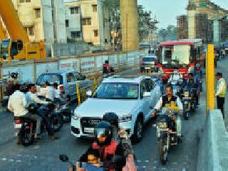 Traffic stumbling due to Metro construction | मेट्रोच्या बांधकामामुळे वाहतूक कोंडी Traffic stumbling due to Metro construction | मेट्रोच्या बांधकामामुळे वाहतूक कोंडी