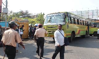 Trains from Karnataka to protest against Maharashtra's ST | महाराष्ट्राच्या एसटीला विरोध करणाऱ्या कर्नाटकच्याही गाड्या अडविल्या