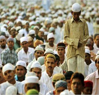 After BJP's victory, UP Muslims threaten to leave the village | भाजपाच्या विजयानंतर यूपीत मुस्लिमांना गाव सोडण्याची धमकी