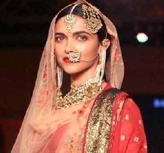 'Padmavati' set is set | ‘पद्मावती’चा सेट पेटविला