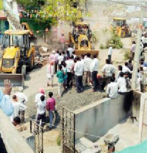 Gajraj walked on the 'encroachment' | ‘त्या’ अतिक्रमणावर चालला गजराज