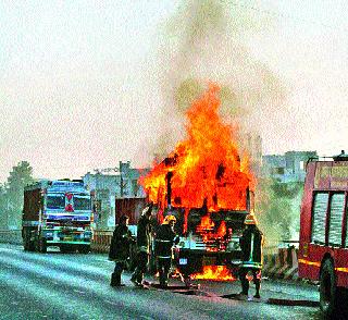 The speeding truck took the flyover on the fly | धावत्या ट्रकने उड्डाणपुलावर घेतला पेट The speeding truck took the flyover on the fly | धावत्या ट्रकने उड्डाणपुलावर घेतला पेट