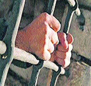 14 detainee detained | दगडफेक करणारे १४ अटकेत