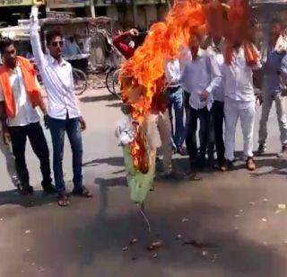 A symbolic statue of Arundhati Bhattacharya was burnt | अरुंधती भट्टाचार्यांचा प्रतिकात्मक पुतळा जाळला