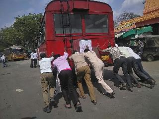 Bus stopped due to technical difficulties | तांत्रिक बिघाडामुळे रस्त्यातच बंद पडली बस