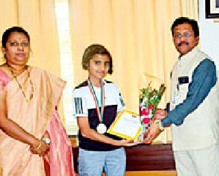 Gaurav received the gold medal in honor of the Vice Chancellor | सुवर्णपदक प्राप्त स्वराचा कुलगुरूंच्या हस्ते गौरव