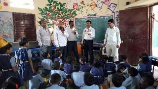 Lessons for the tribal students on the tab | आदीवासी विद्यार्थ्यांना टॅबवर शिक्षणाचे धडे Lessons for the tribal students on the tab | आदीवासी विद्यार्थ्यांना टॅबवर शिक्षणाचे धडे
