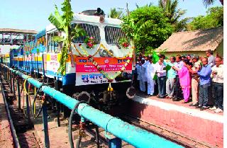 Green flag to Miraj-Solapur Express | मिरज-सोलापूर एक्स्प्रेसला हिरवा झेंडा