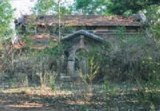 Disease of the residence of the British Ghodazari Irrigation Subdivision | ब्रिटिशकालीन घोडाझरी सिंचाई उपविभागाच्या निवासस्थानाची दुरवस्था Disease of the residence of the British Ghodazari Irrigation Subdivision | ब्रिटिशकालीन घोडाझरी सिंचाई उपविभागाच्या निवासस्थानाची दुरवस्था