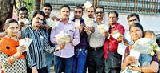 Citizens still wander to change old currency | जुन्या नोटा बदलवण्यासाठी नागरिकांची अजूनही भटकंती
