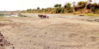 Roads in the river bank for sand transport | रेती वाहतुकीसाठी नदी पात्रात रस्ते