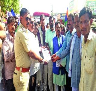 'Stop the road' for pending demands | भूमिमुक्ती मोर्चातर्फे प्रलंबित मागण्यांसाठी ‘रास्ता रोको’ 'Stop the road' for pending demands | भूमिमुक्ती मोर्चातर्फे प्रलंबित मागण्यांसाठी ‘रास्ता रोको’
