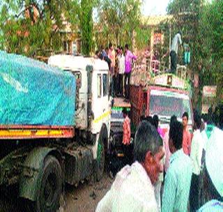 The trailer hit the black-yellow, 1 dead, 4 injured | ट्रेलरची काळी-पिवळीला धडक, १ ठार, ४ जखमी The trailer hit the black-yellow, 1 dead, 4 injured | ट्रेलरची काळी-पिवळीला धडक, १ ठार, ४ जखमी