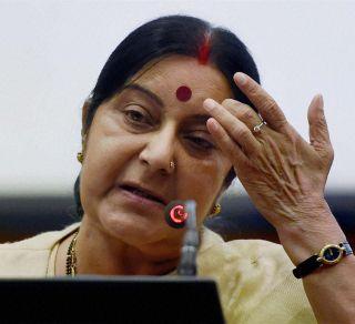 Pakistani newlyweds threaten Indian wife, Sushma Swaraj intervenes | पाकिस्तानी नव-याची भारतीय पत्नीला धमकी, सुषमा स्वराजांची मध्यस्थी