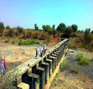 Broken brass of eight Kolhapuri bonded! | आठ कोल्हापुरी बंधा-यांचे पितळ उघडे!