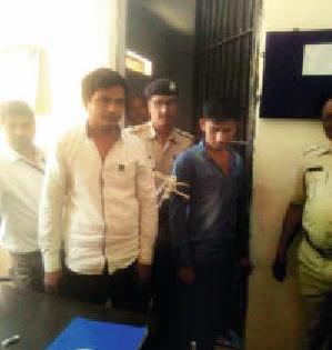 Cobra caught the smuggling of poison | कोब्राच्या विषाची तस्करी पकडली Cobra caught the smuggling of poison | कोब्राच्या विषाची तस्करी पकडली