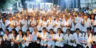 Doctor's Candle March: | डॉक्टरांचा कँडल मार्च : Doctor's Candle March: | डॉक्टरांचा कँडल मार्च :
