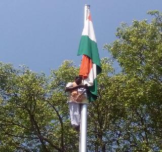 For the race for the bullock cart, the movement of the farmer on the flag body | बैलगाड्यांच्या शर्यतीसाठी शेतकऱ्याचे ध्वजस्तंभावर चढून आंदोलन