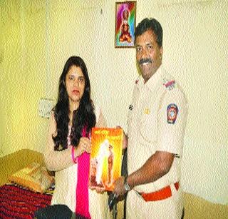 Memories of the Police Baba stored in the book | पुस्तकरूपात साठवल्या पोलीस बाबाच्या आठवणी