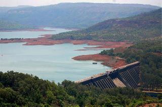 Due to constraint in the Satara district, the heat wave ... | सातारा जिल्ह्यात धरणे गाठतायत तळ, उन्हाची झळ...