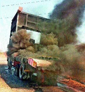The truck was burnt due to the lightning's touch | विजेच्या तारेचा स्पर्श झाल्याने ट्रक जळून खाक The truck was burnt due to the lightning's touch | विजेच्या तारेचा स्पर्श झाल्याने ट्रक जळून खाक
