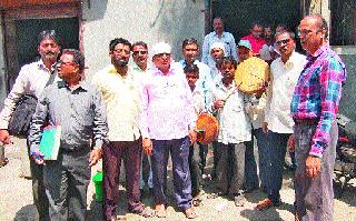 Moving around the tax payer's door | करदात्याच्या दारापुढे हलगीचा सूर Moving around the tax payer's door | करदात्याच्या दारापुढे हलगीचा सूर