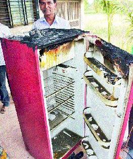 Equipment burns by burning electric pressure | विजेचा दाब वाढून उपकरणे जळाली Equipment burns by burning electric pressure | विजेचा दाब वाढून उपकरणे जळाली