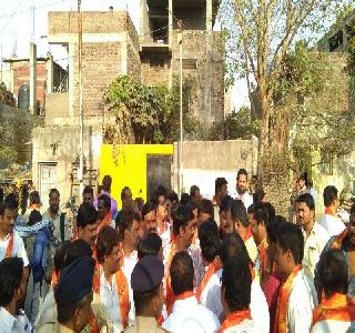 VIDEO: Shree Shanihri Anne's car attacked by Shiv Sainiks | VIDEO : शिवसैनिकांनी फोडली श्रीहरी अणे यांची गाडी