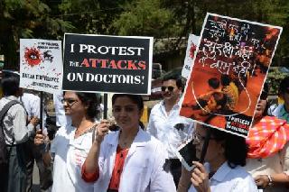 The doctor's silent morale in Jalgaon against the government's insensitivity | सरकारच्या असंवेदनशिलतेविरोधात जळगावात डॉक्टरांचा मूक मोर्चा