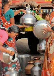 Water supply to tanker tank in Melghat | मेळघाटात टँकरने पाणीपुरवठा