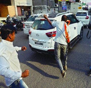 Shivsainik's car broke the car! | शिवसैनिकांनी फोडल्या अणेंच्या गाडीच्या काचा!