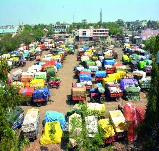 Stop buying Nafed tire, vehicle ropes! | नाफेडची तूर खरेदी बंद, वाहनांच्या रांगा!