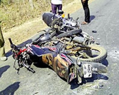 दोन दुचाकी अपघातात एक ठार
