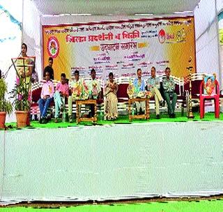 Start of exhibition of saving group items | बचत गटाच्या वस्तू प्रदर्शनाला प्रारंभ