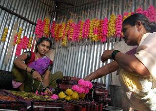 Get ready for a lump of lime sugar | गुढीसाठी लोणंदच्या साखरेच्या आकर्षक गाठी सज्ज