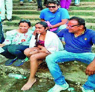 Swimmers shocking 36 kms of magnitude in the sea | गौरवीचे समुद्रात ३६ किमीचे थक्क करणारे स्विमिंग