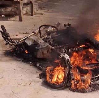 In Mumbai, burnt vehicles, 11 bikes, four-wheelers were burnt | मुंबईत वाहन जळीतकांड, 11 दुचाकी, चारचाकी गाडया जाळल्या