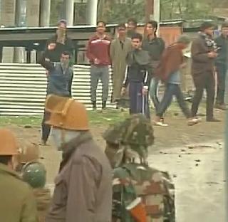 VIDEO - Picketing of soldiers to save terrorists in Kashmir | VIDEO - काश्मिरमध्ये दहशतवाद्यांना वाचवण्यासाठी जवानांवर दगडफेक