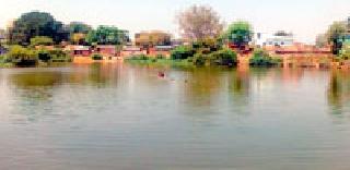 The famous lake of encroachment | अतिक्रमणाचे विळख्यात तलाव