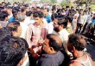 ट्रकने दोन युवा शेतकऱ्यांसह सहा जनावरांना चिरडले