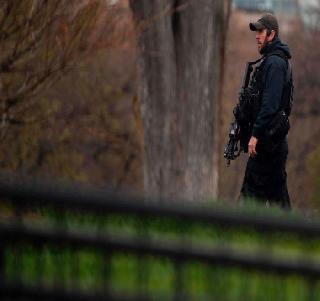 Vigilance alert, suspicious objects were found in the White House area | व्हाइट हाऊस परिसरात सतर्कतेचा इशारा, संशयास्पद वस्तू आढळली