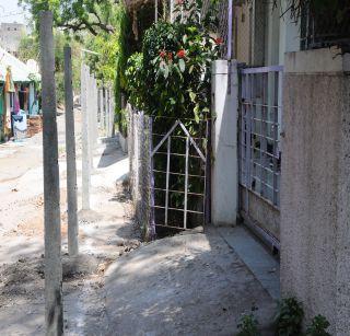 Fencing ghat in front of the house from the forest section | वनविभागाकडून घरासमोर कुंपणाचा घाट