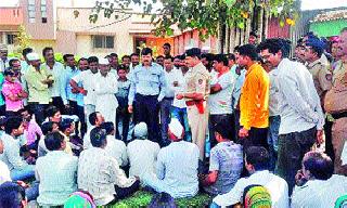 Farmers protest against the cement rack | सीमेंटचा रॅक उतरविण्यास शेतकऱ्यांचा विरोध Farmers protest against the cement rack | सीमेंटचा रॅक उतरविण्यास शेतकऱ्यांचा विरोध