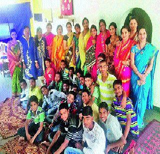 Padwa made with orphaned children | अनाथ मुलांबरोबर पाडवा केला गोड Padwa made with orphaned children | अनाथ मुलांबरोबर पाडवा केला गोड