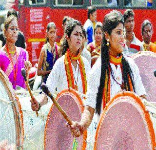 Shobhayatra is worthless despite the drum | ढोल वाजूनही शोभायात्रा निरुत्साही Shobhayatra is worthless despite the drum | ढोल वाजूनही शोभायात्रा निरुत्साही