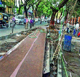 Convergence over the parking lot due to the extended pavement | वाढीव पदपथामुळे पार्किंगवर संक्रांत