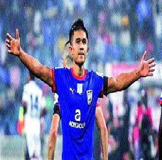 Sunil Chhetri in the top four | सुनील छेत्री अव्वल चारमध्ये