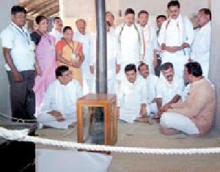 Without a debt, it will not fit | कर्जमाफीशिवाय स्वस्थ बसणार नाही Without a debt, it will not fit | कर्जमाफीशिवाय स्वस्थ बसणार नाही